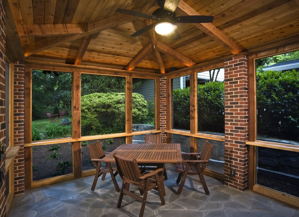 Закрытая веранда с мангалом