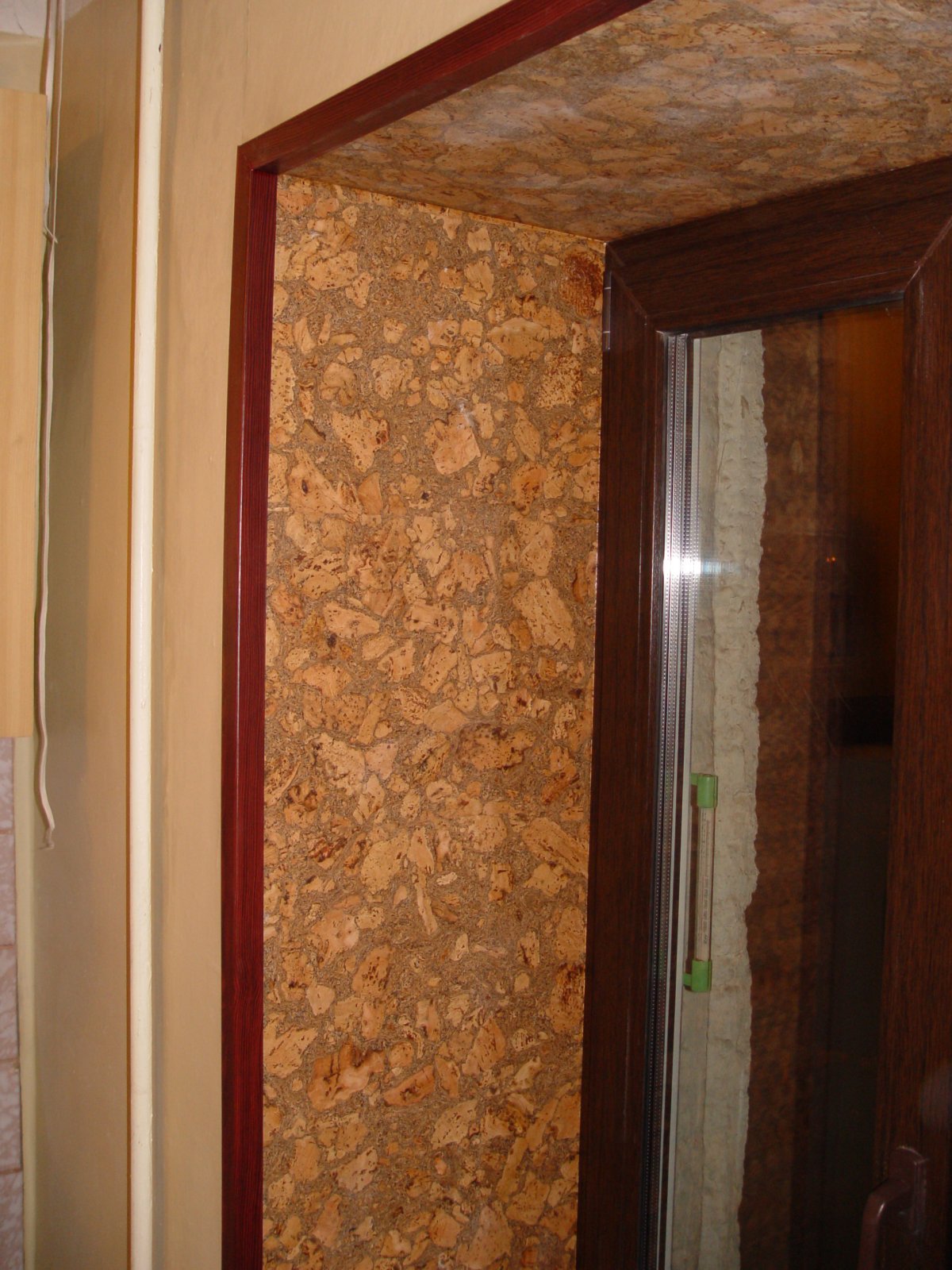 Отделка дверных откосов пробкой