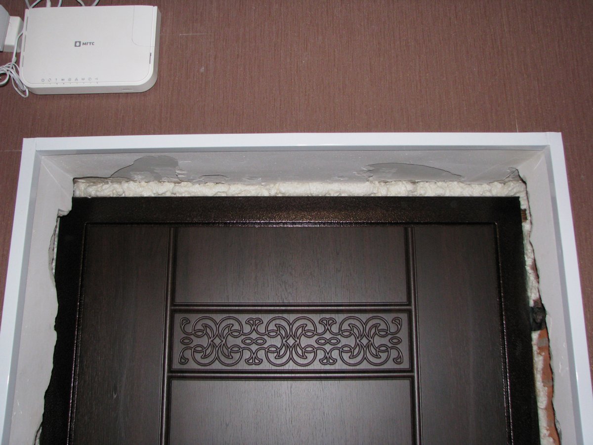 Дверной проем декоративным камнем