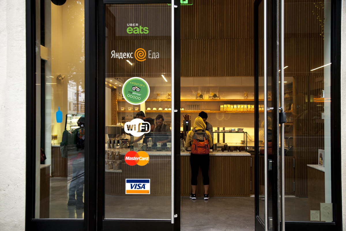 Стеклянная дверь в кафе