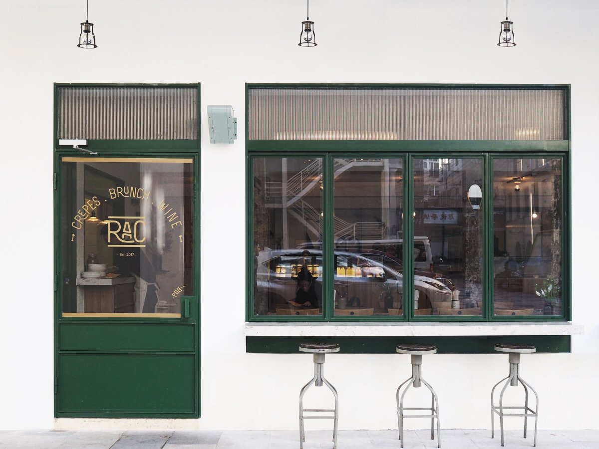 Входная дверь в кафе стеклянная