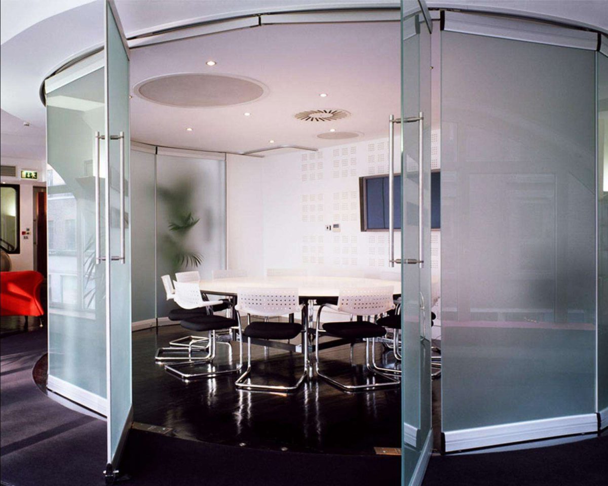 Перегородки для зонирования пространства в офисе из стекла