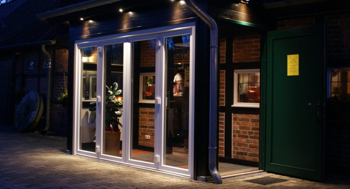 Входная дверь в кафе