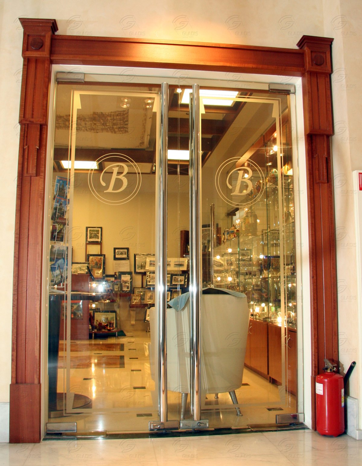 Стеклянные двери для бутиков