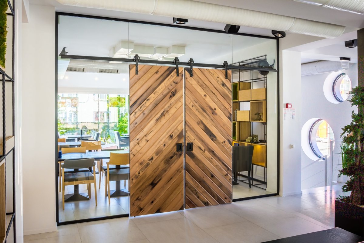 Стеклянные перегородки и двери в Молдове