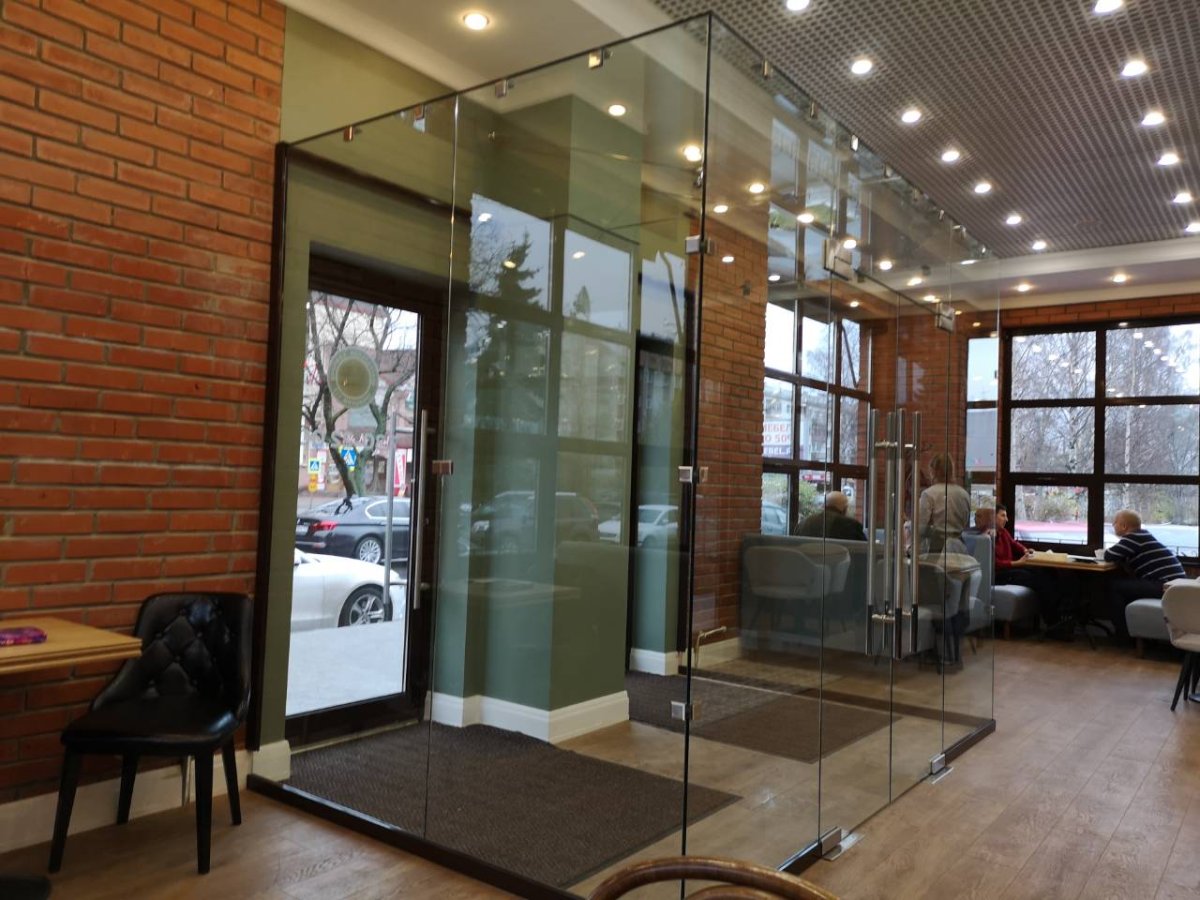 Цельностеклянный тамбур