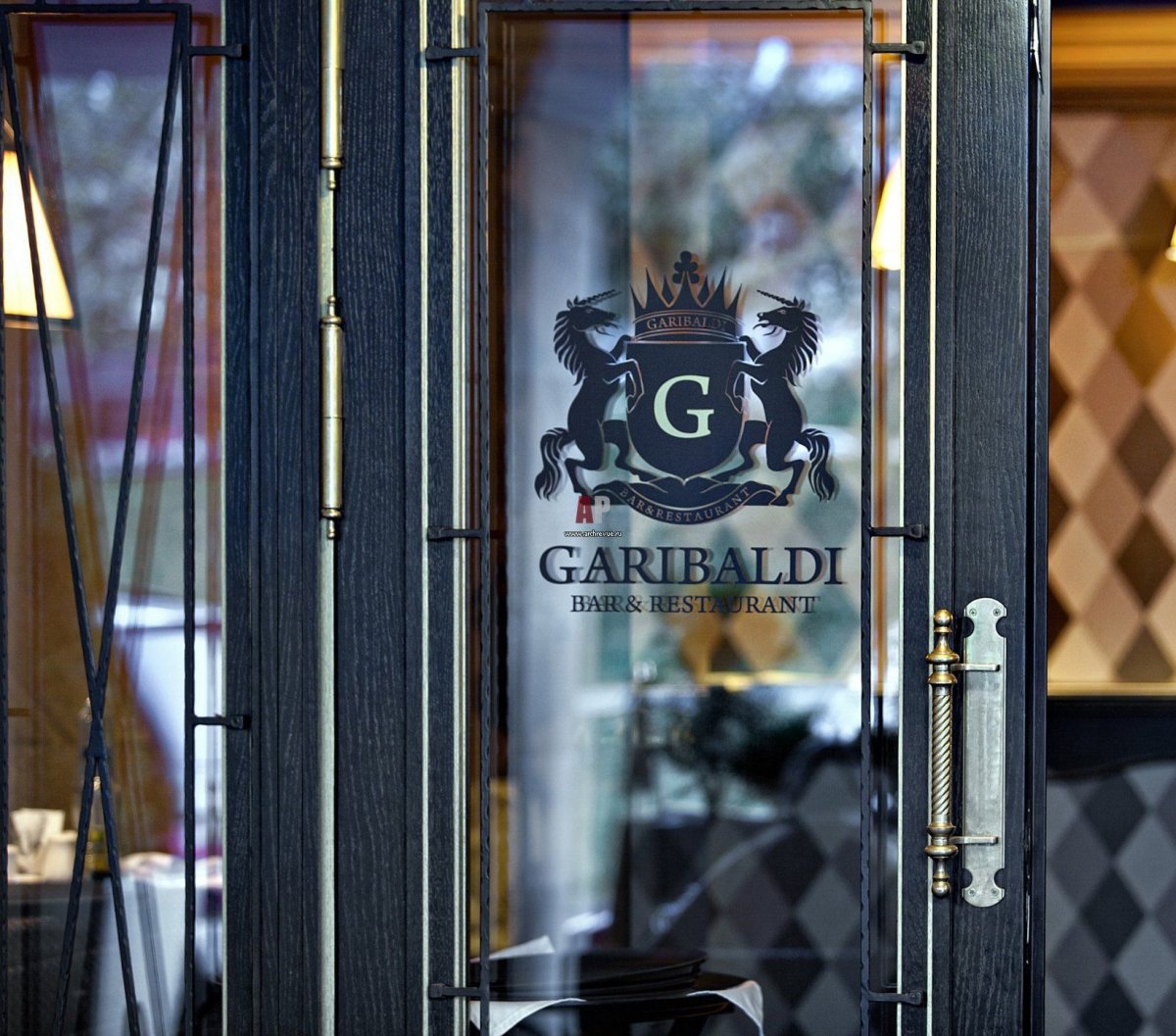 Стеклянная дверь в кафе