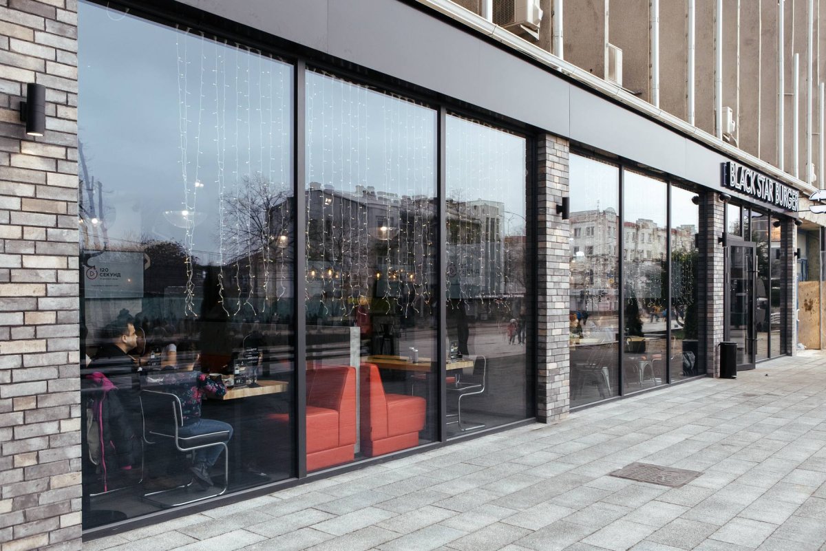 Стеклянный фасад кафе