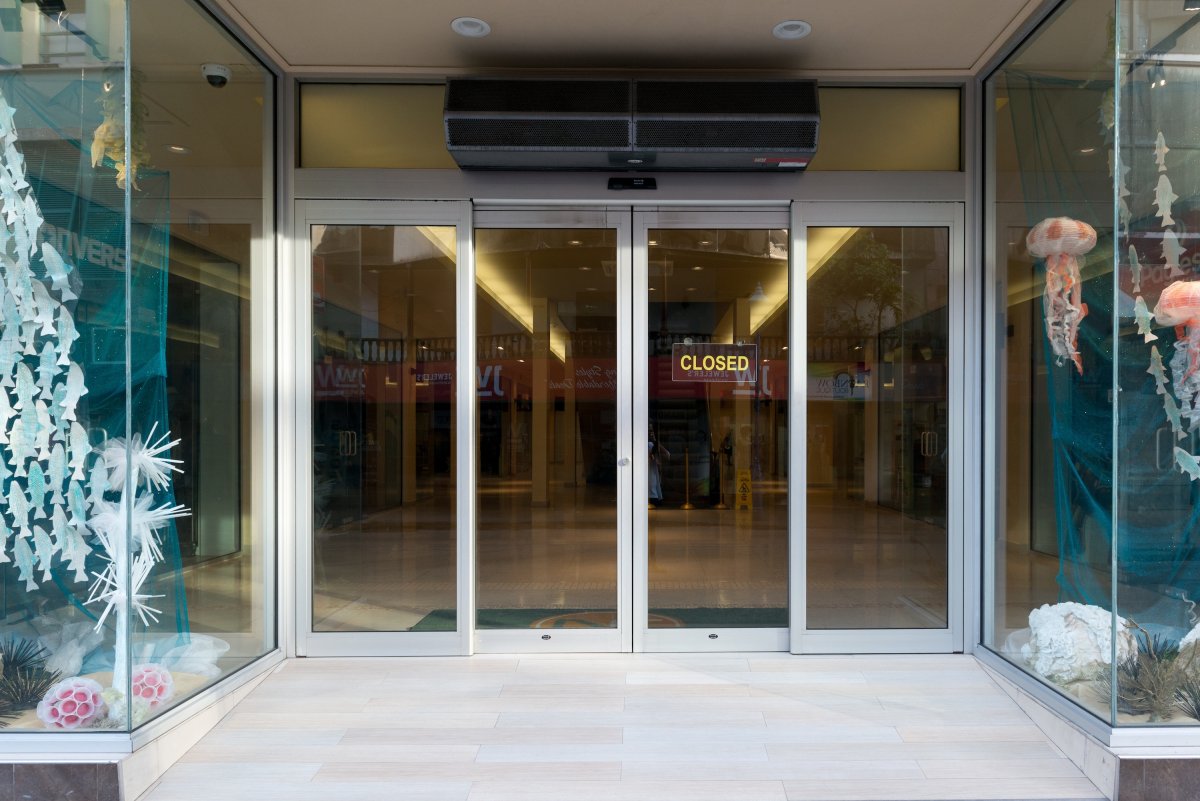 Стеклянная дверь в магазин