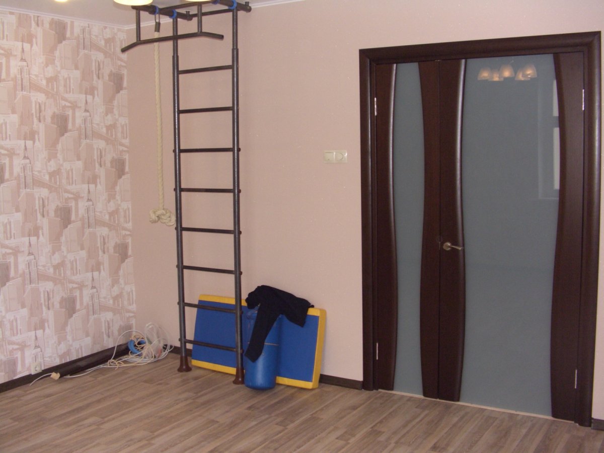 Сочетание цветов обоев двери и линолеума