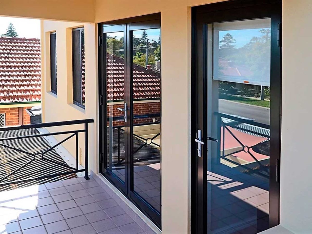 Входная дверь с окнами по бокам