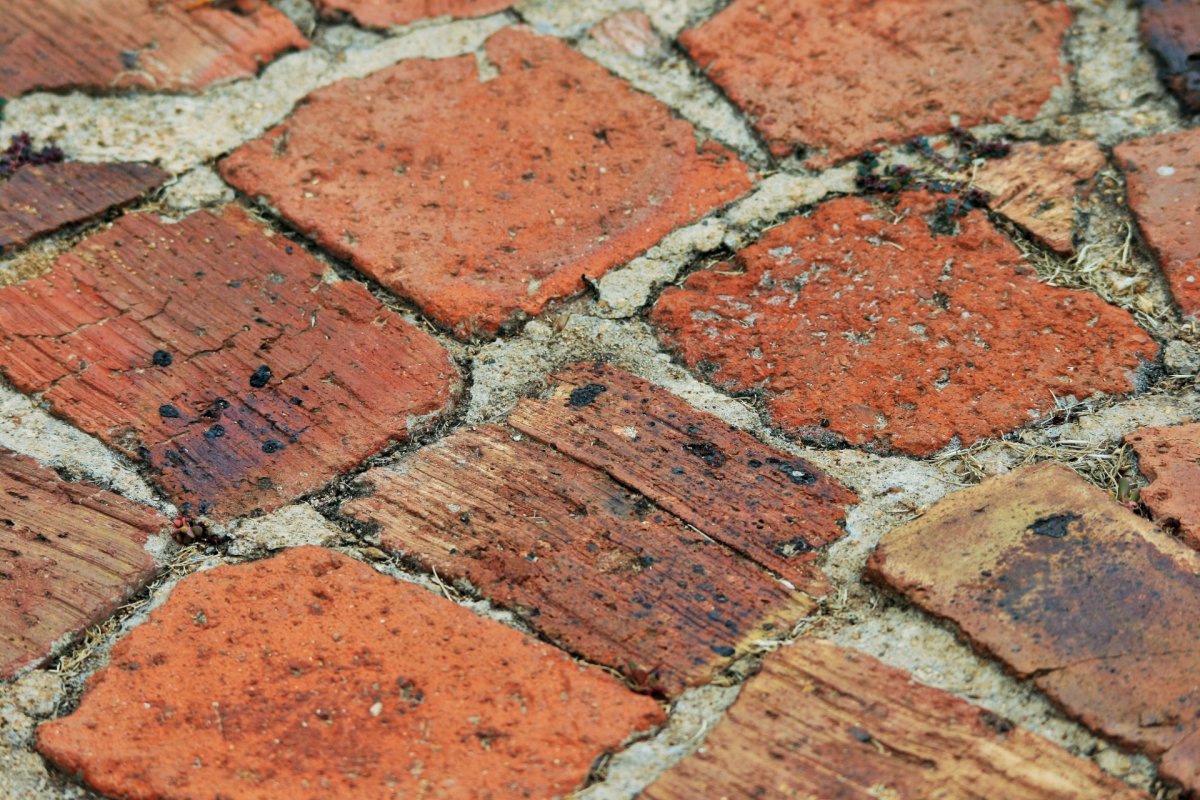 Пол из красного кирпича