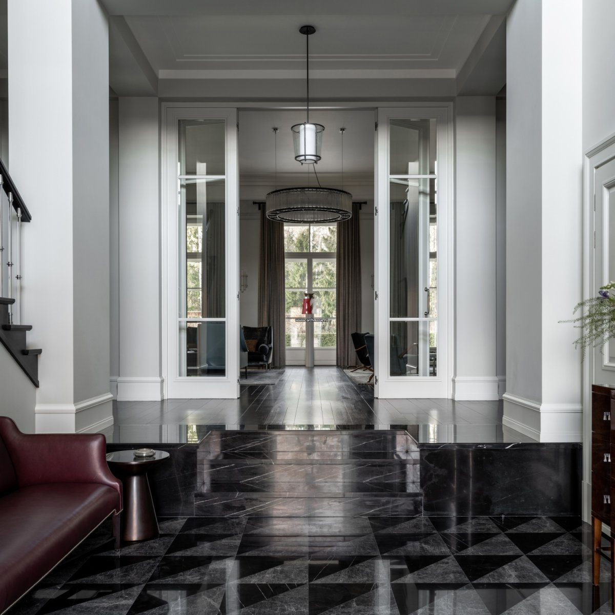 Прихожая в стиле современной классики