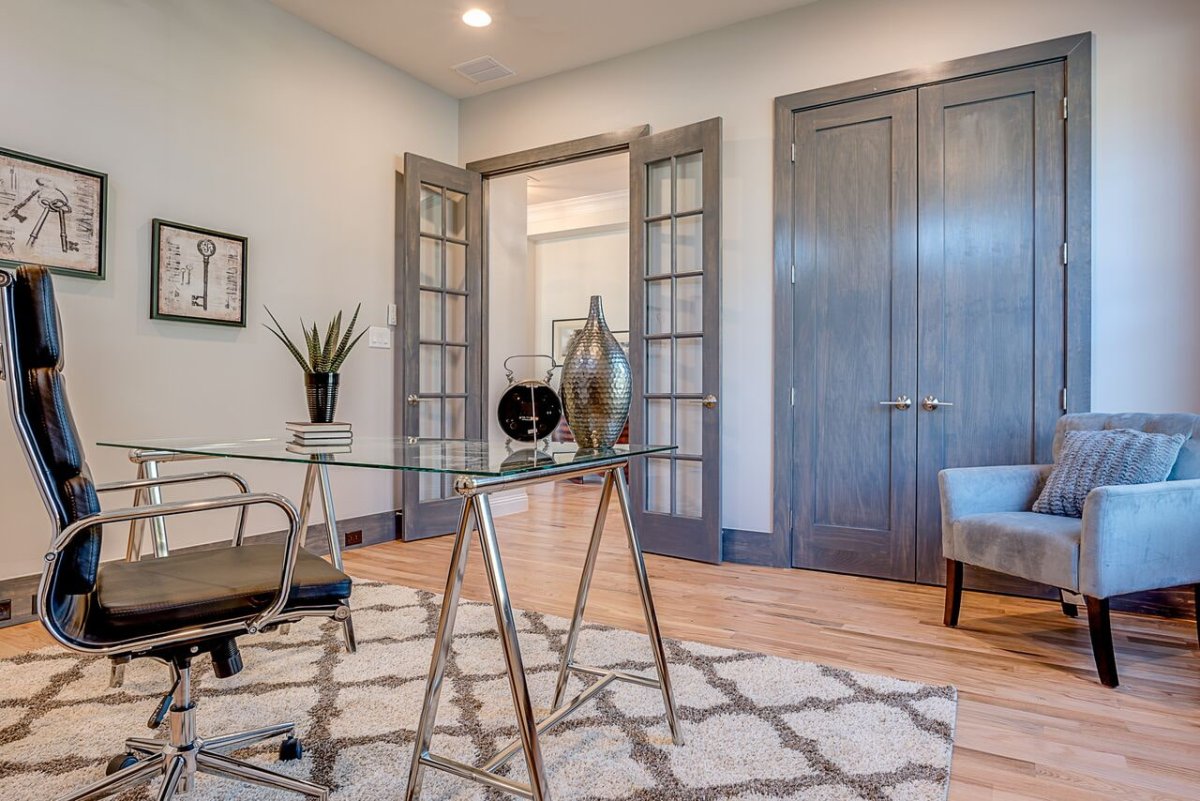 Серые двери в интерьере квартиры