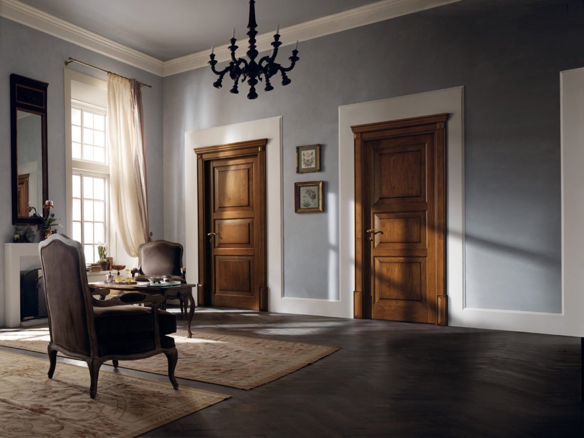 Интерьер с серой дверью