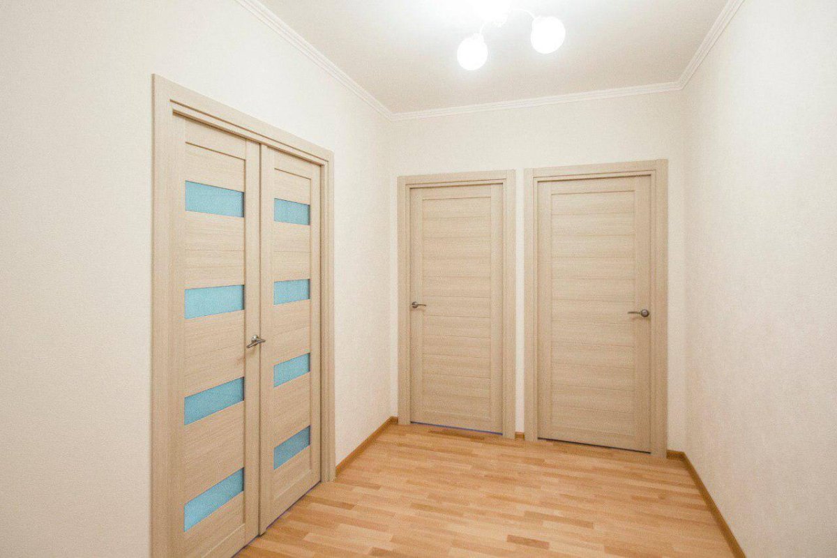 Светлые двери в светлой комнате