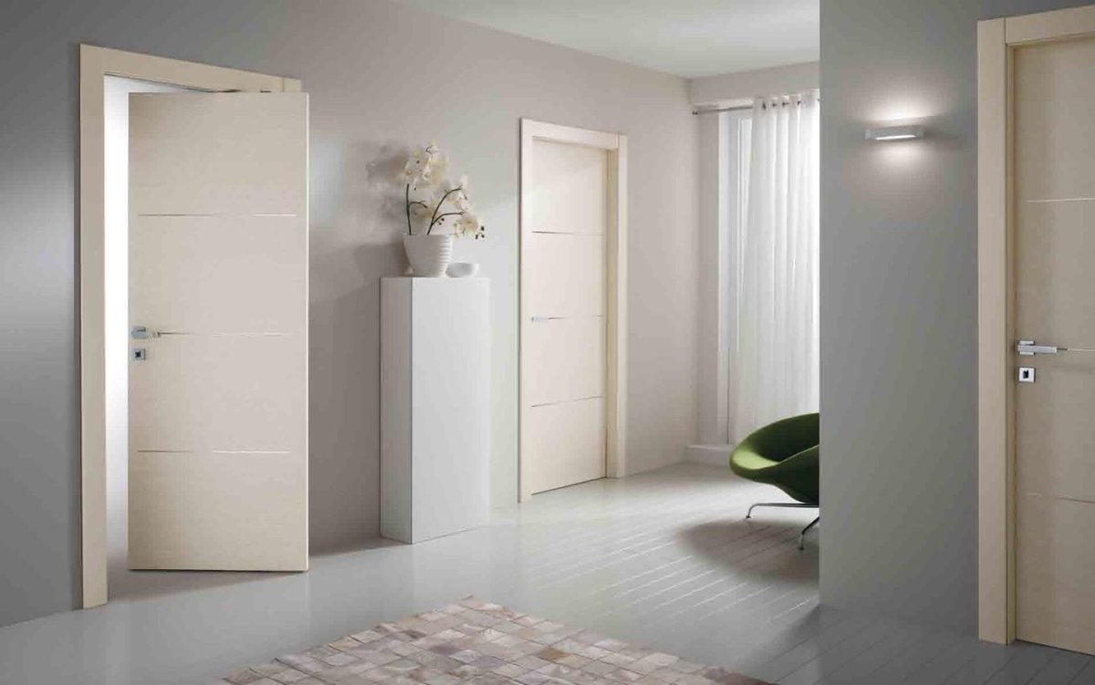 Коридор со светлыми дверями