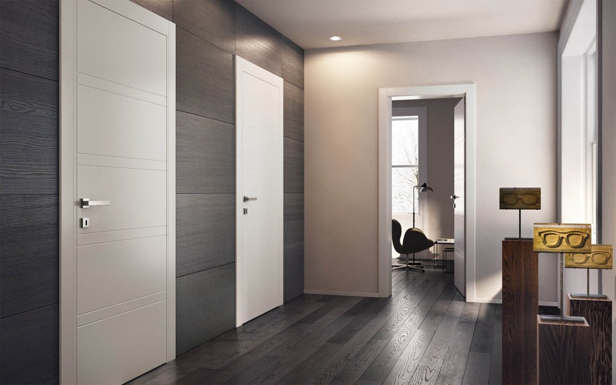 Коридор с дверями в ванную и туалет