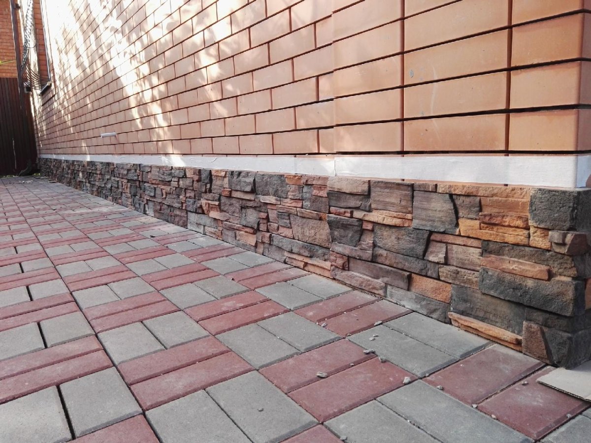 Фасад цокольного этажа из клинкерной плитки