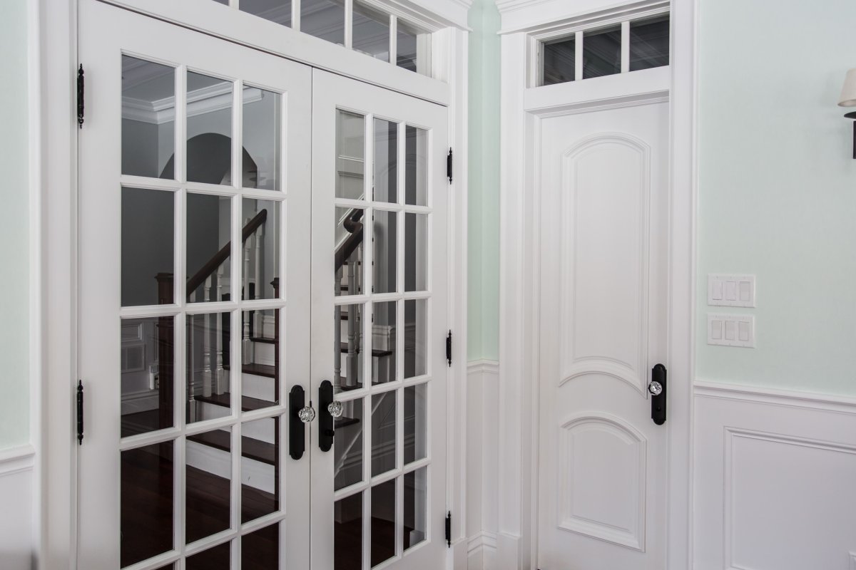 Белые филенчатые межкомнатные двери