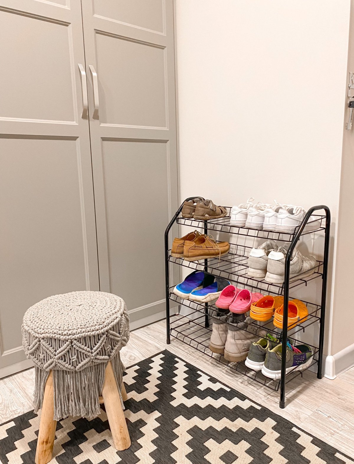 Стильная обувница в прихожую