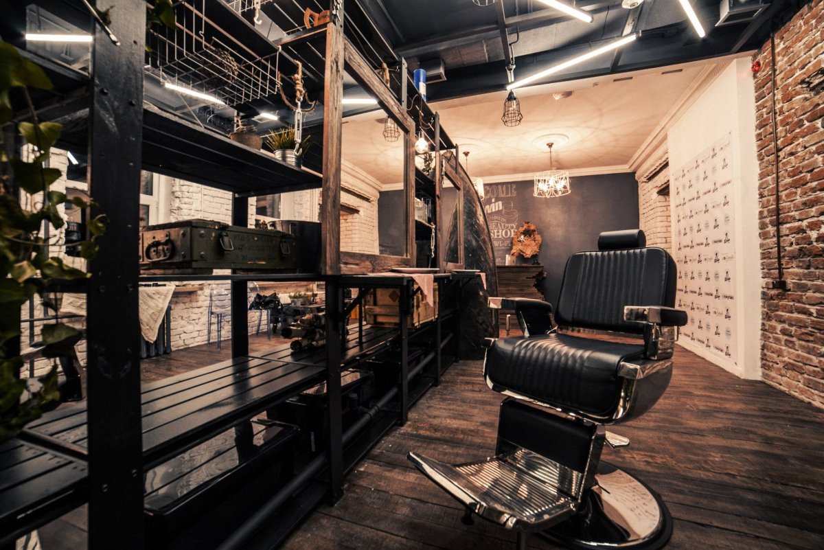 Парикмахерская в стиле гаража