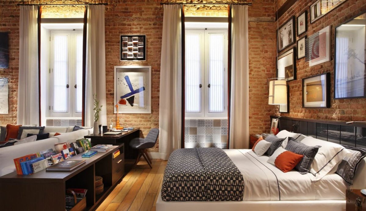 Барная стойка у окна