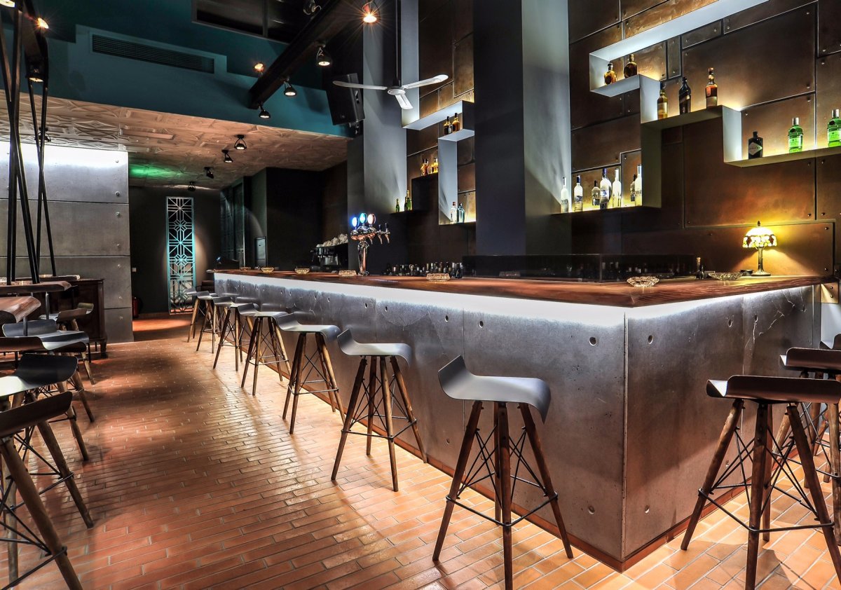 LG Hi-Macs m323 Colosseum