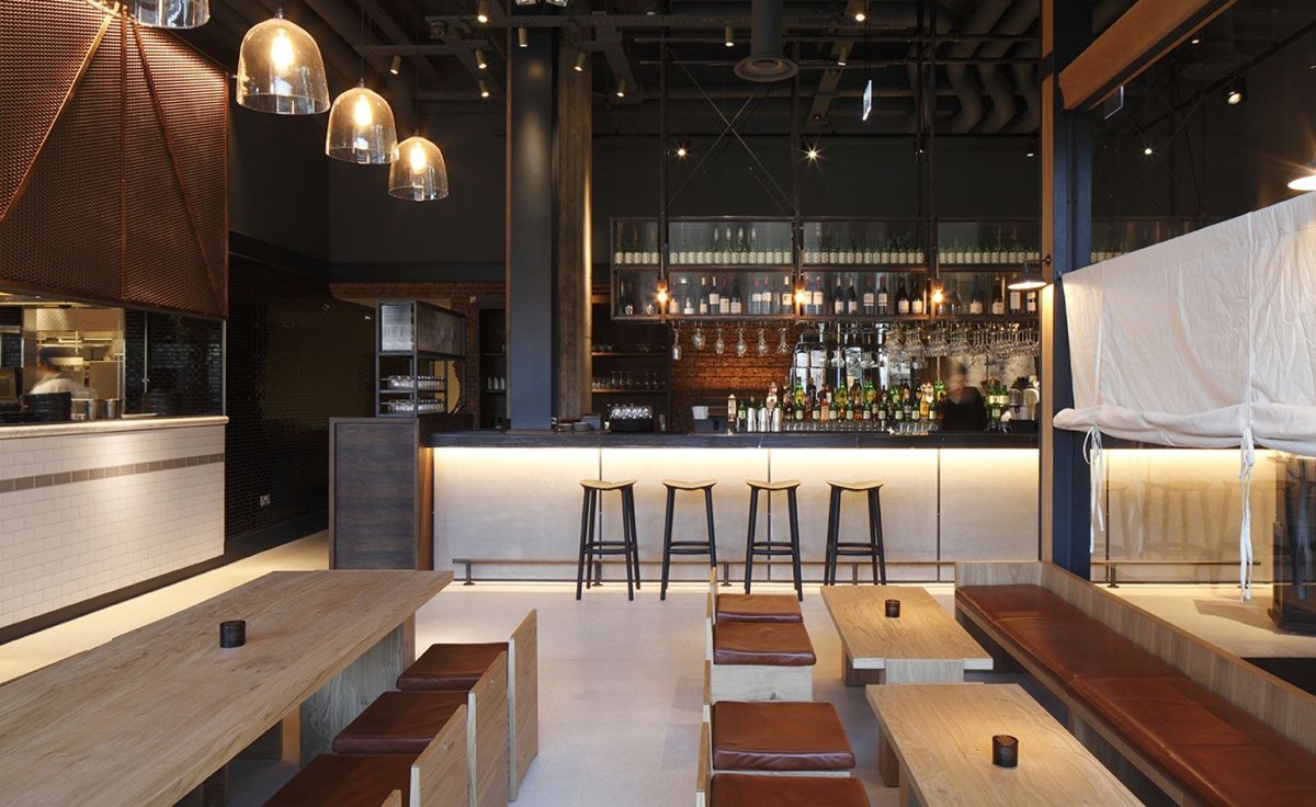 Барная стойка в пабе