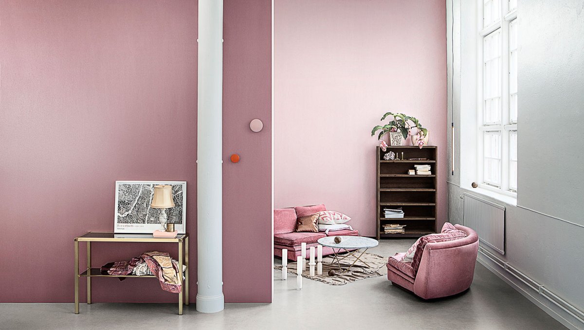 Комната с полками на рабочий стол