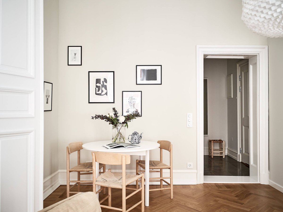 Бежевые двери в интерьере квартиры