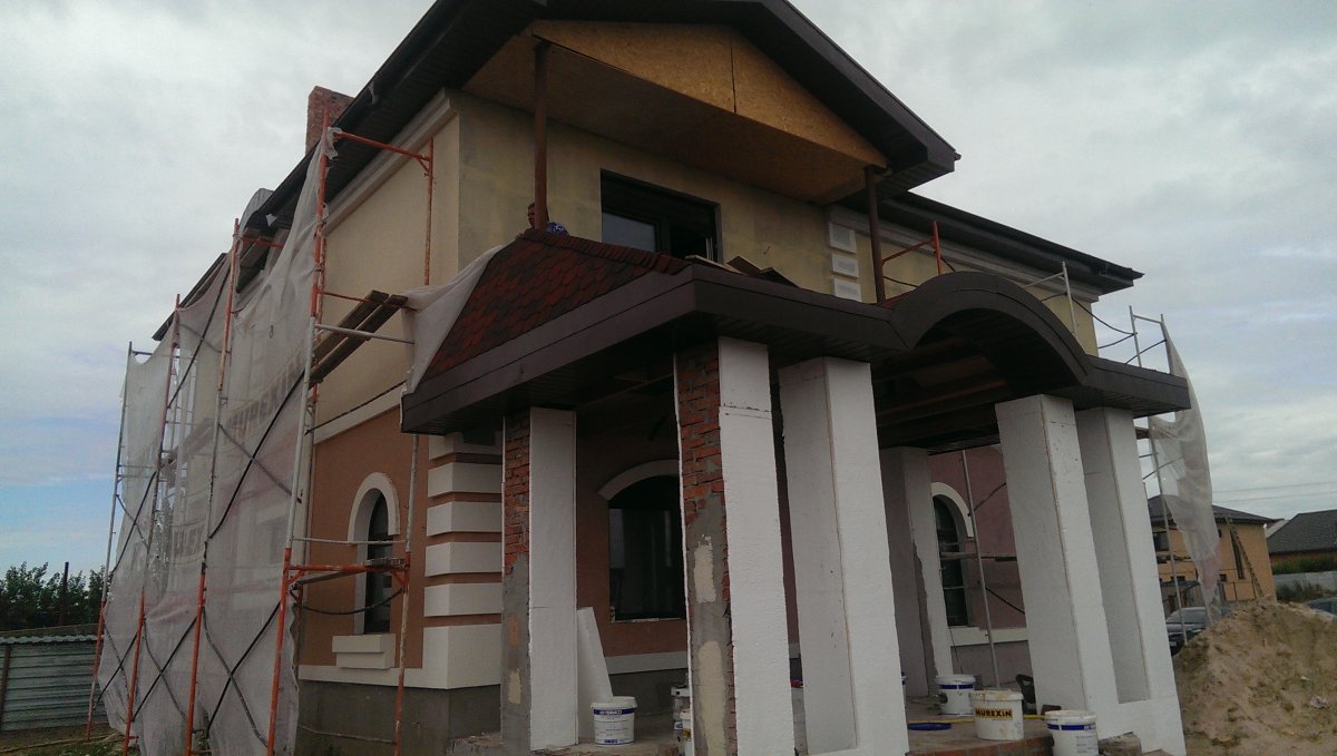 Штукатурка цоколя смесью с мраморной крошкой