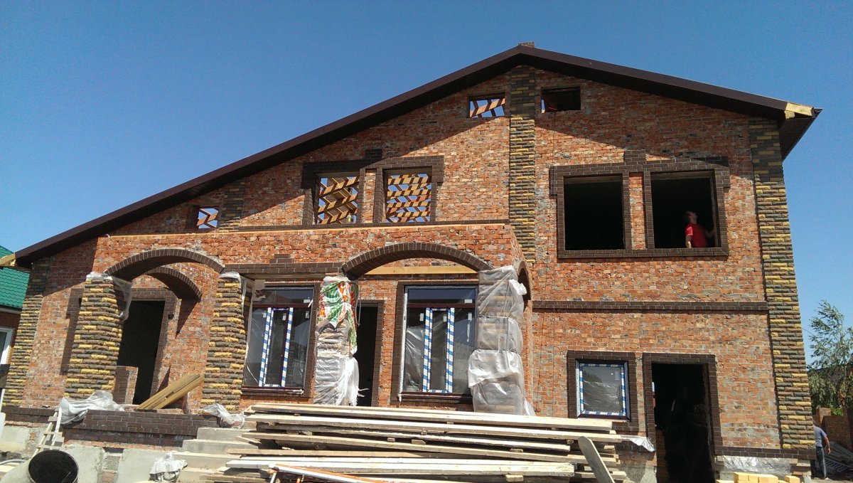 Фасад здания из мраморной крошки