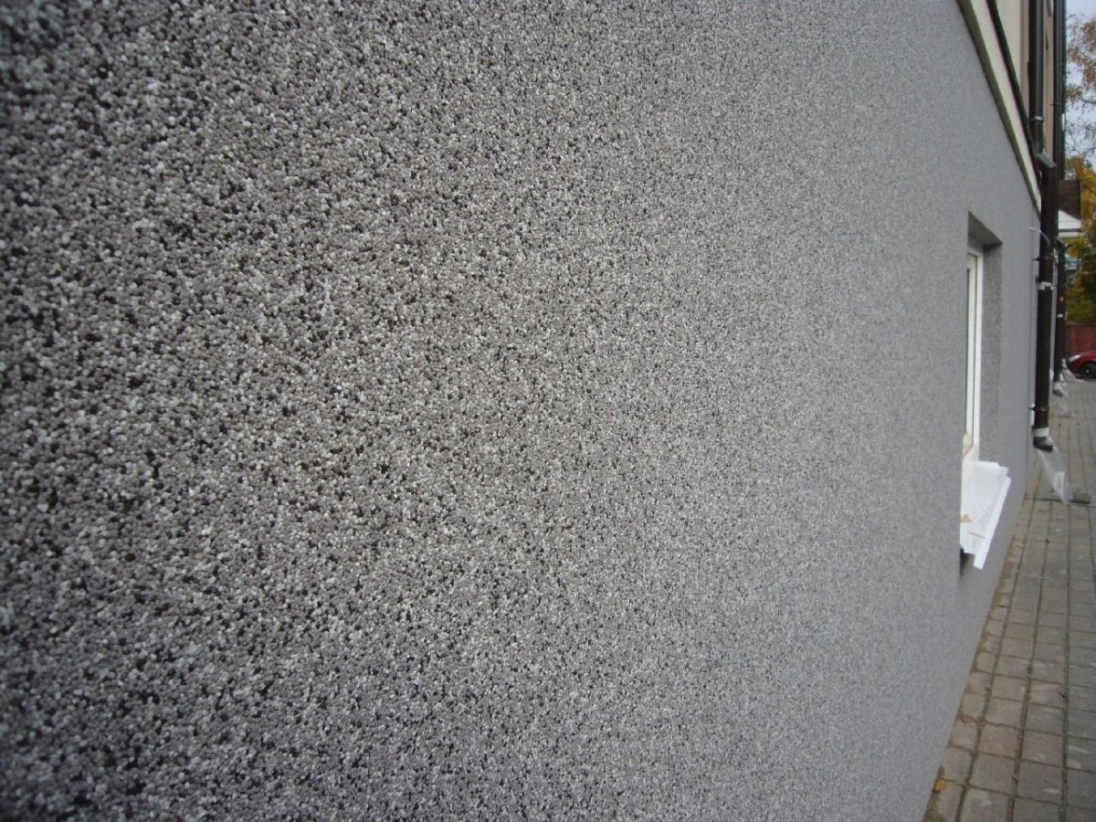 Отделка фундамента мраморной крошкой