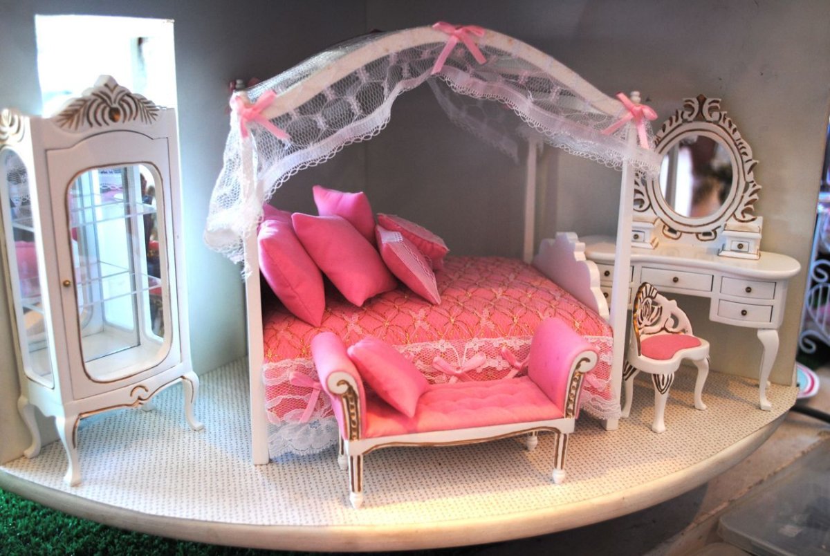 Кукла в спальне