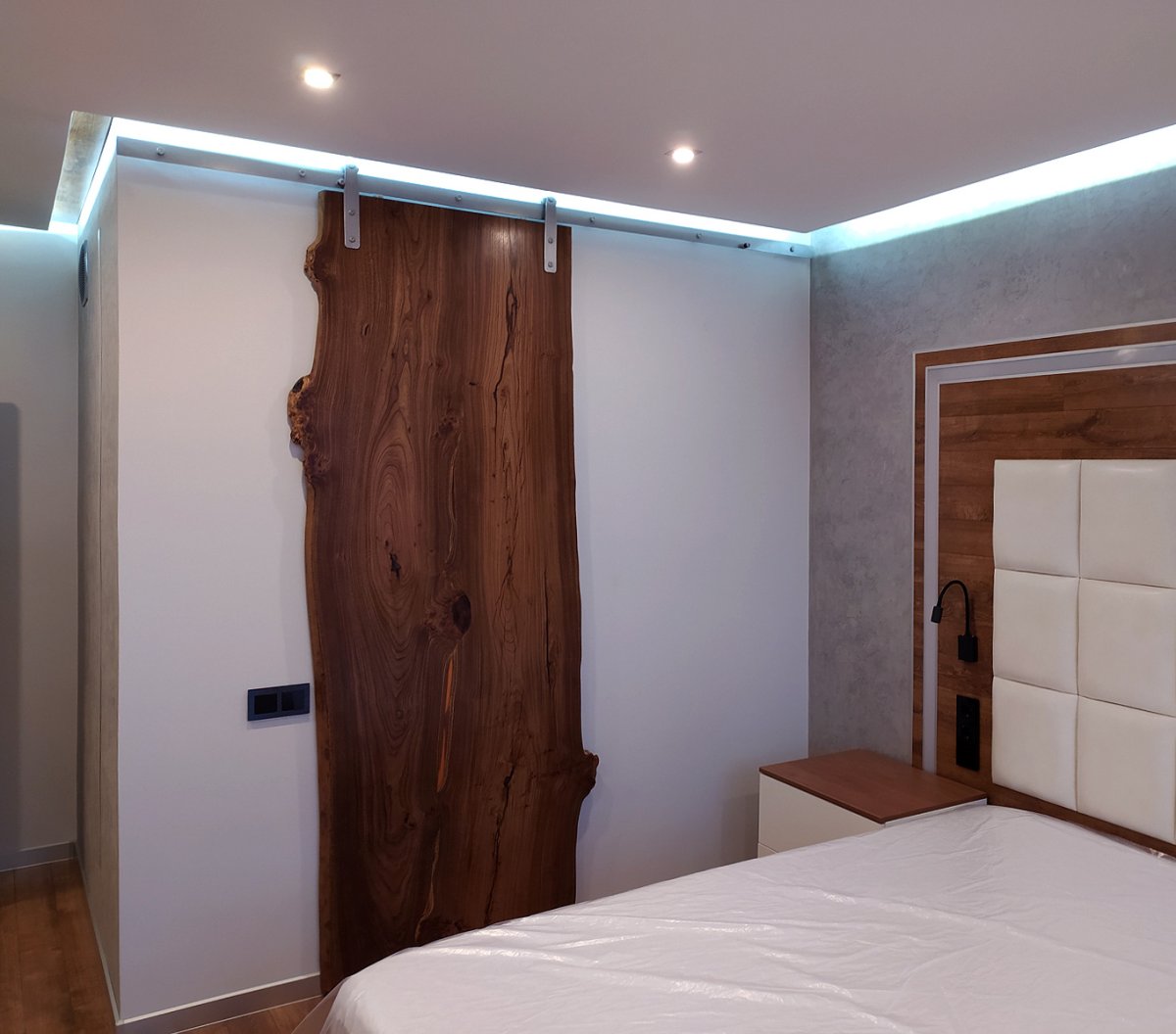 Амбарная откатная дверь из слэба