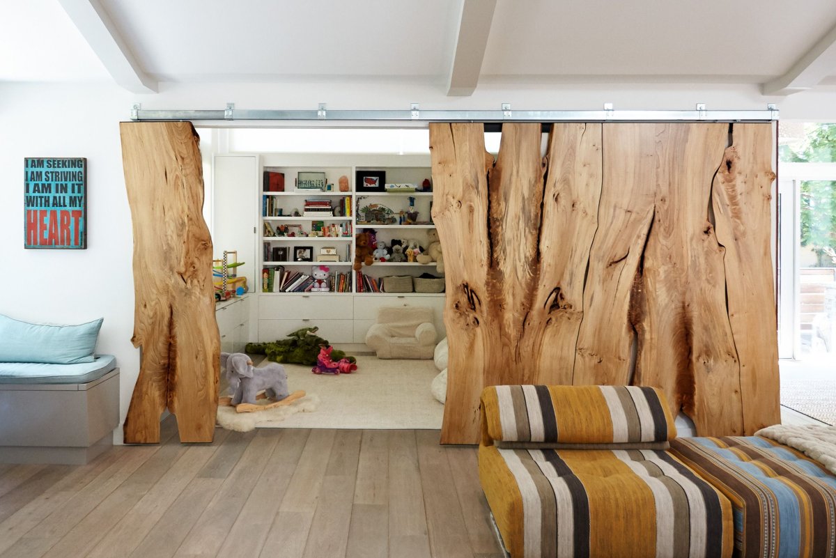 Дверь из слэба дерева