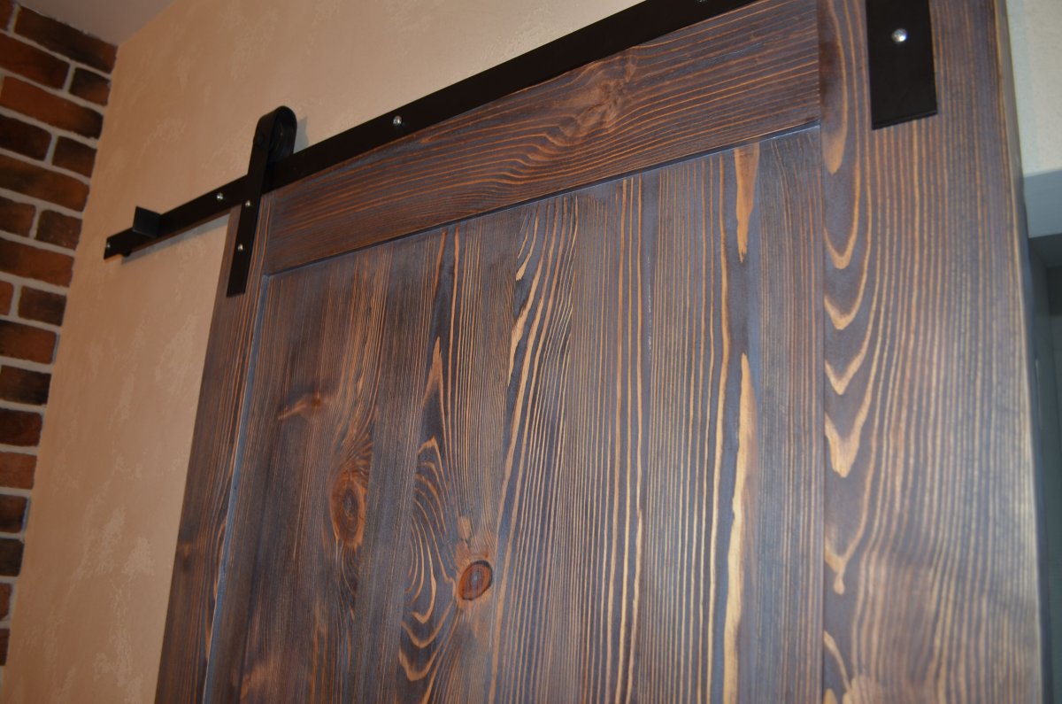 Дверь из слэба дерева