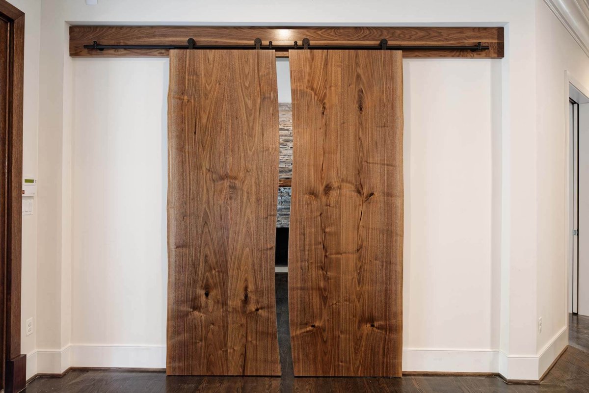 Раздвижная дверь из слэба дерева