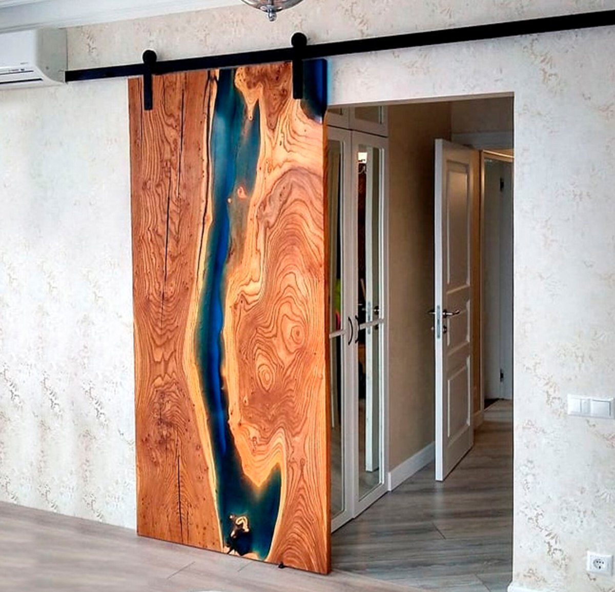 Слэб дерева на стене