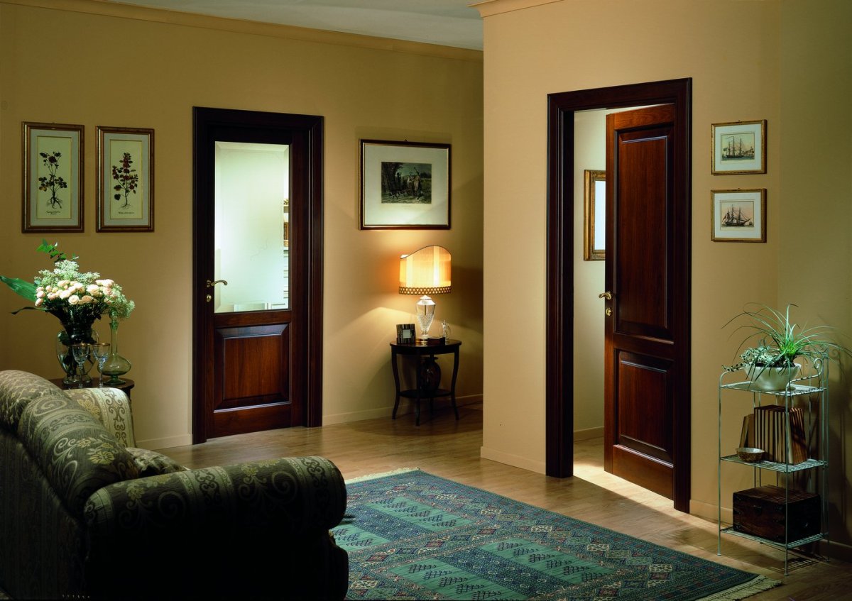 Коридор с коричневыми дверями