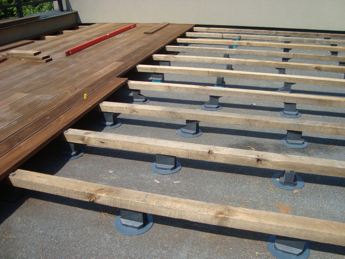 Столбики под лаги для пола в деревянном доме