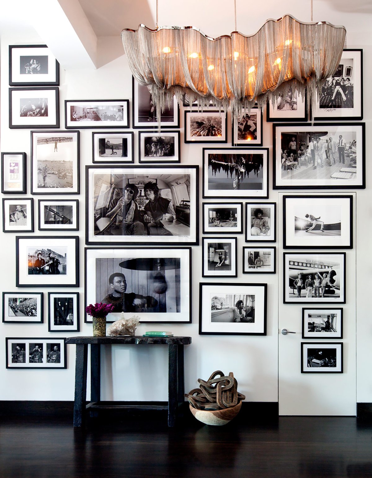 Оформление фотографий на стене в стиле лофт