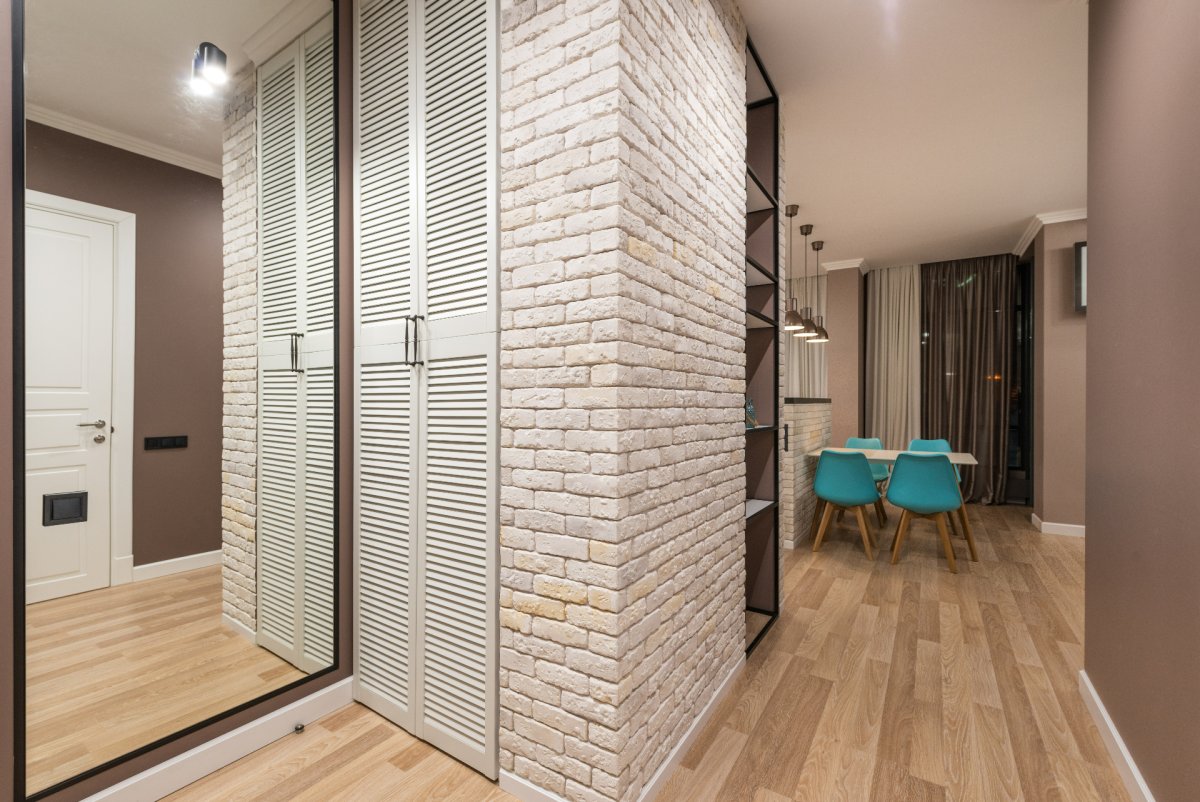 Декоративный камень в прихожей