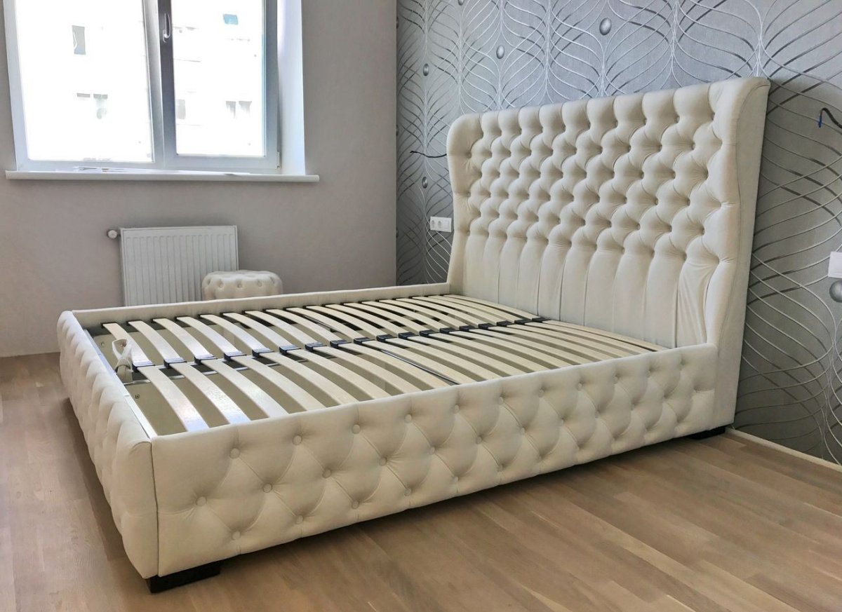 Кровать с каретной стяжкой