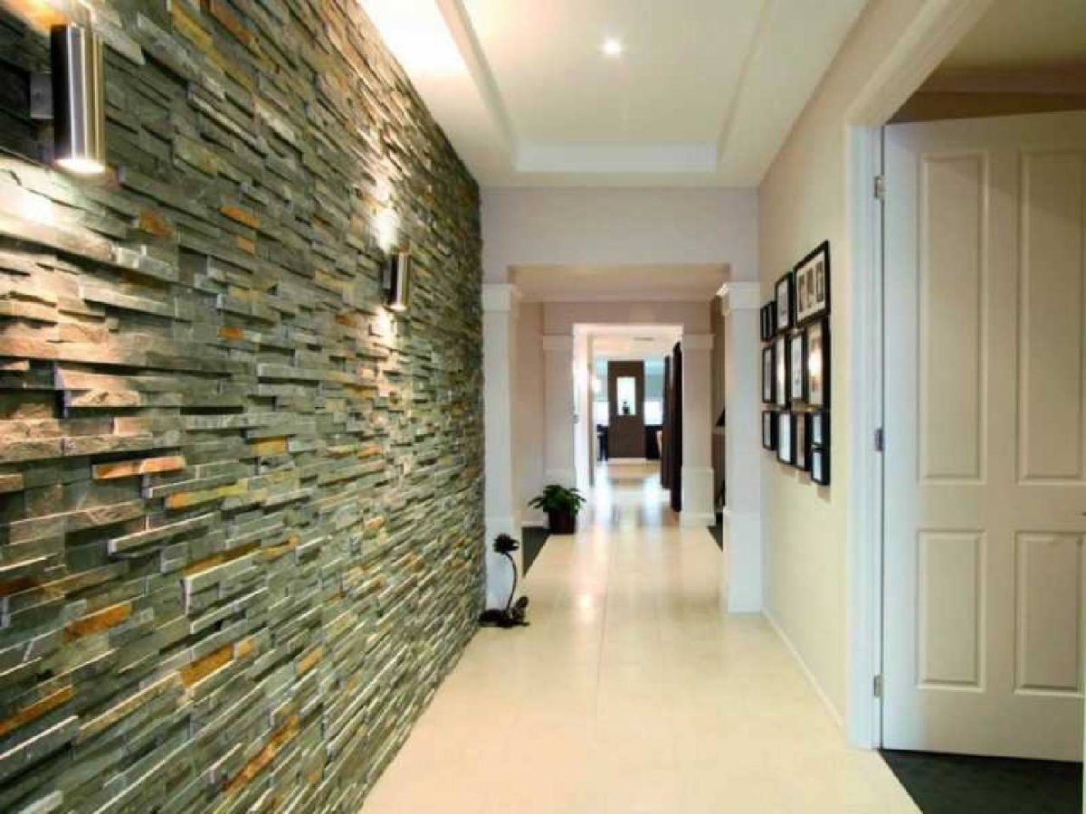 Декоративная плитка в коридоре