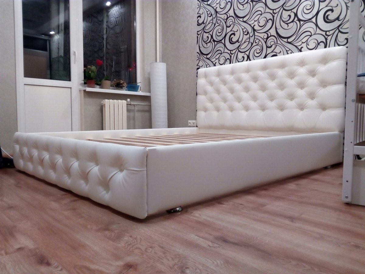 Кровать из белой экокожи с каретной стяжкой
