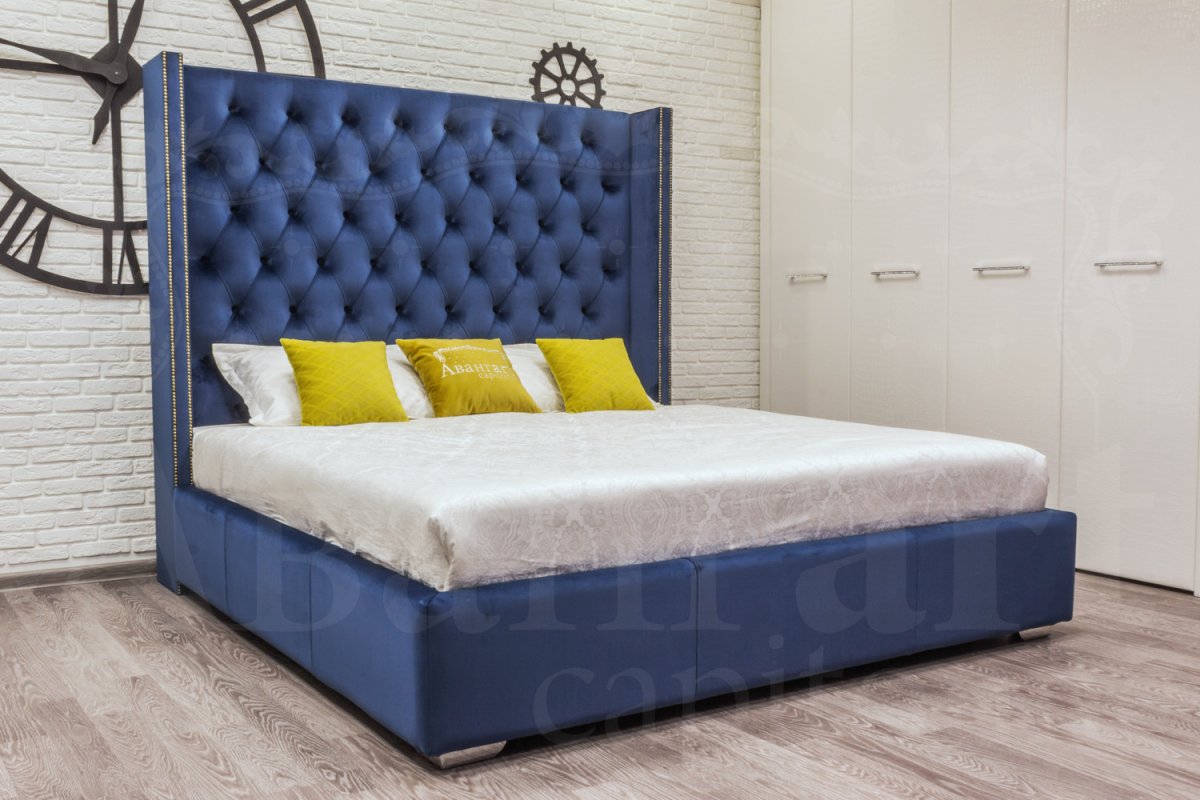 Кровать с каретной стяжкой синяя