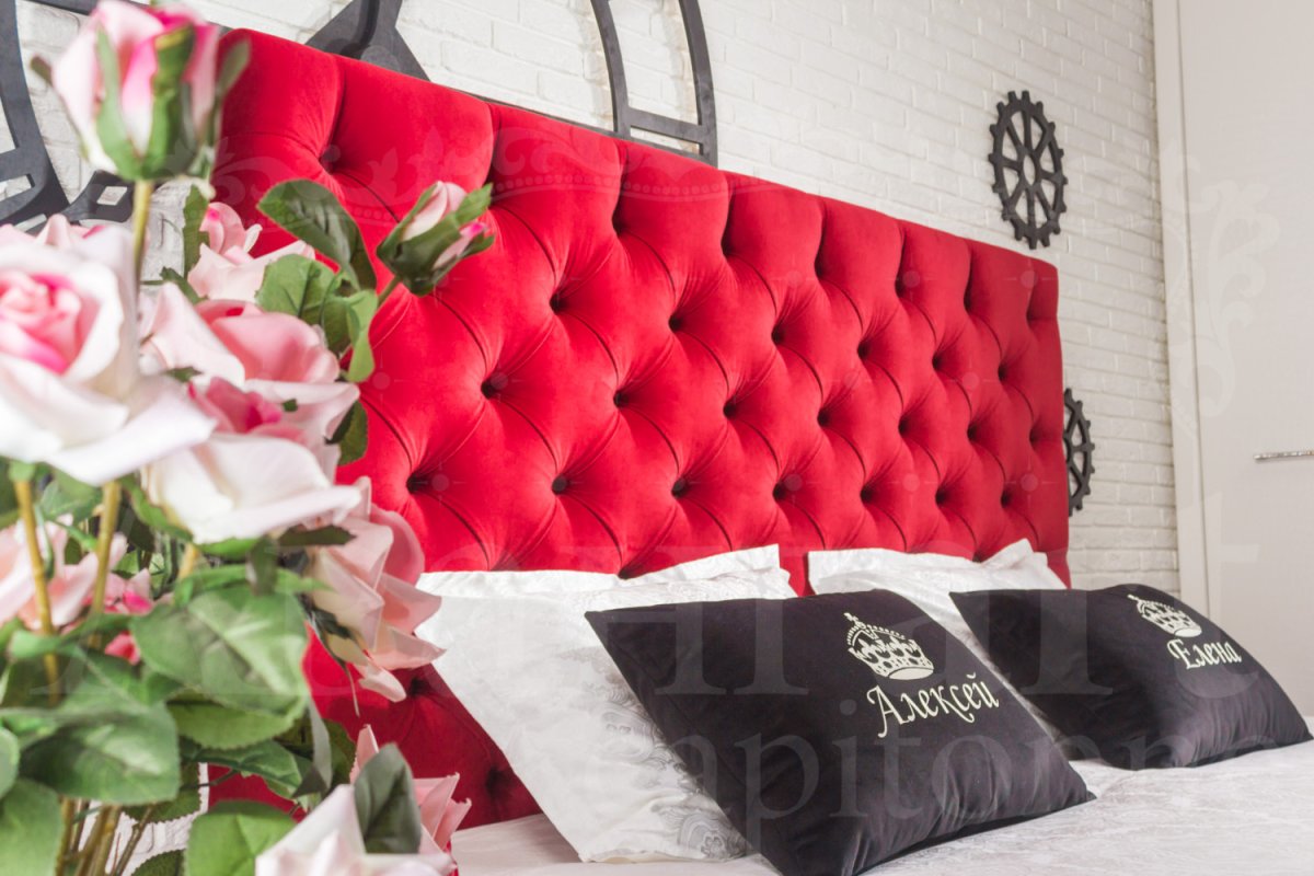 Красная кровать с каретной стяжкой