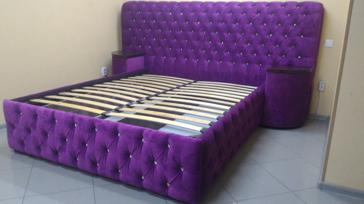 Кровать с каретной стяжкой